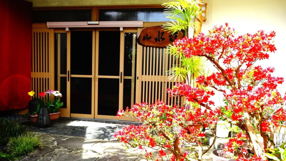 山水荘の玄関